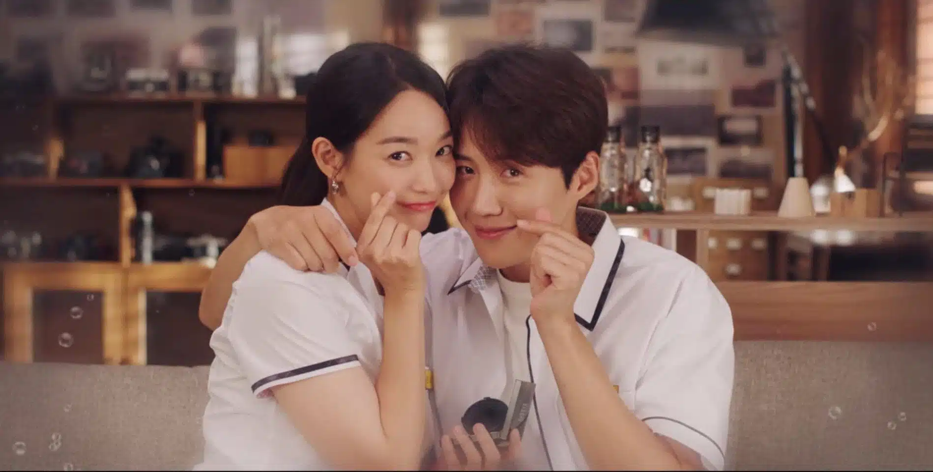 O casal protagonista de Hometown Cha Cha Cha, fazendo o gesto do coração.