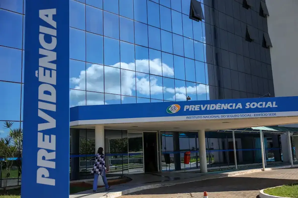 Fachada do prédio da Previdência Social no Brasil, sede do Instituto Nacional do Seguro Social, com céu claro ao fundo.