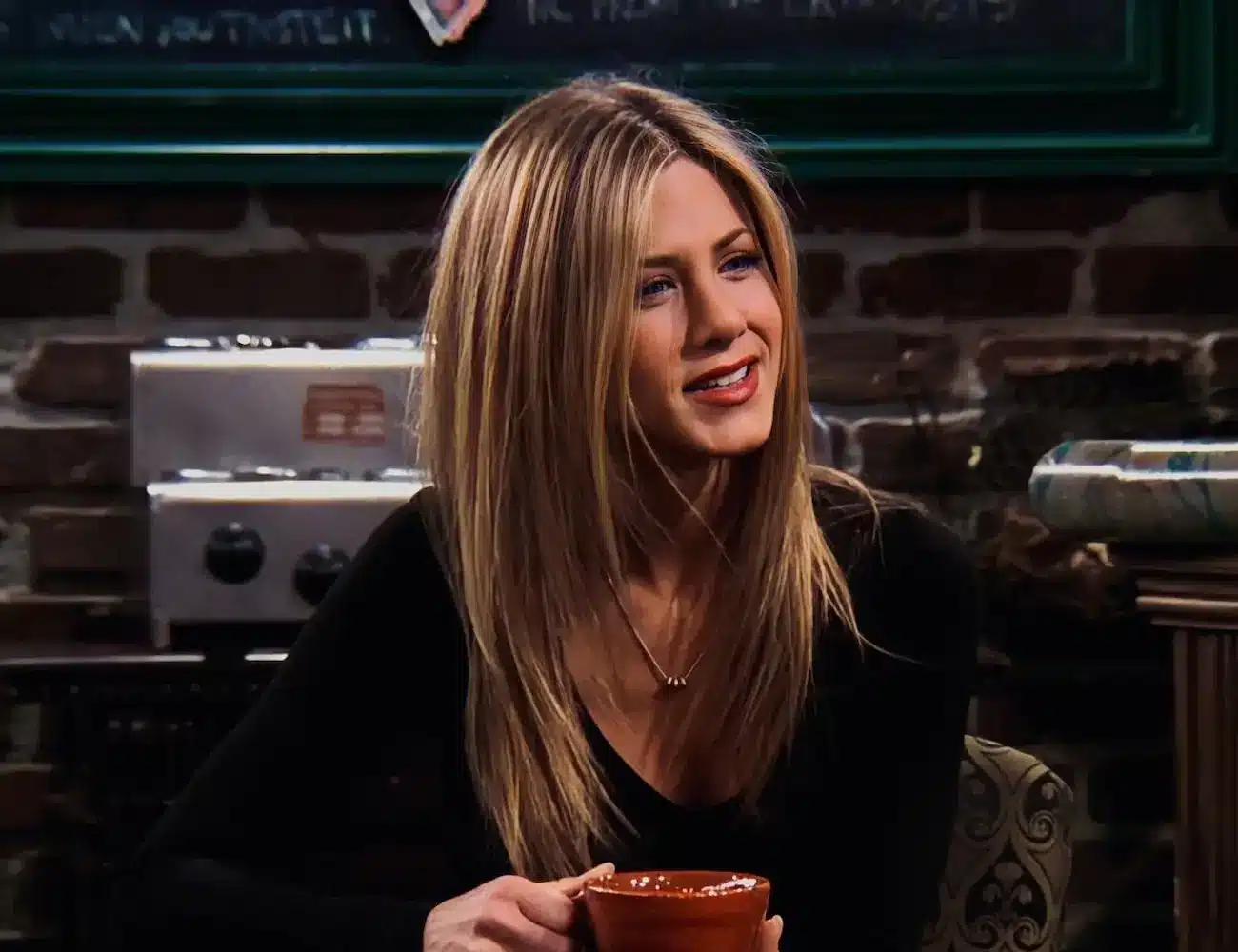 Corte de cabelo estilo curve cut inspirado em Rachel Green na série Friends.