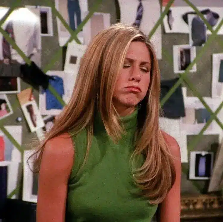 Rachel Green com expressão engraçada e cabelo loiro amendoado, referência de visual icônico