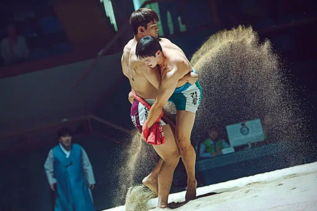 Luta tradicional de Ssirum, um esporte coreano de combate, em cena do K-drama 'Flores no Deserto'.