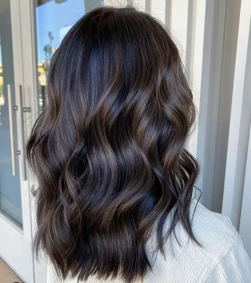 Cabelos com preto soft e reflexos marrons