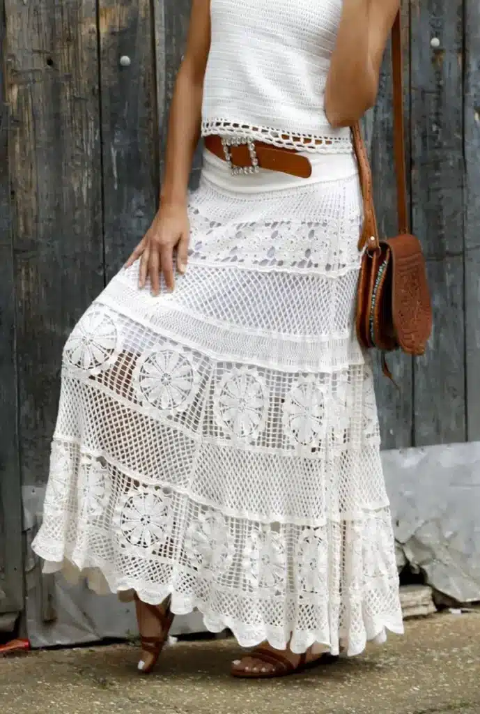 Look Boho Chic com saias midi brancas de renda.