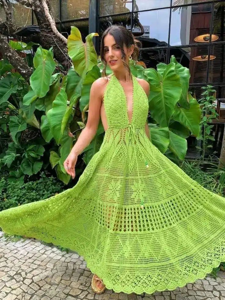 Vestido midi de crochê elegante, perfeito para looks casuais e sofisticados.