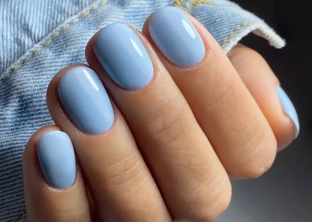 Unhas decoradas com esmalte azul bebê, tendência de nail art para 2025.