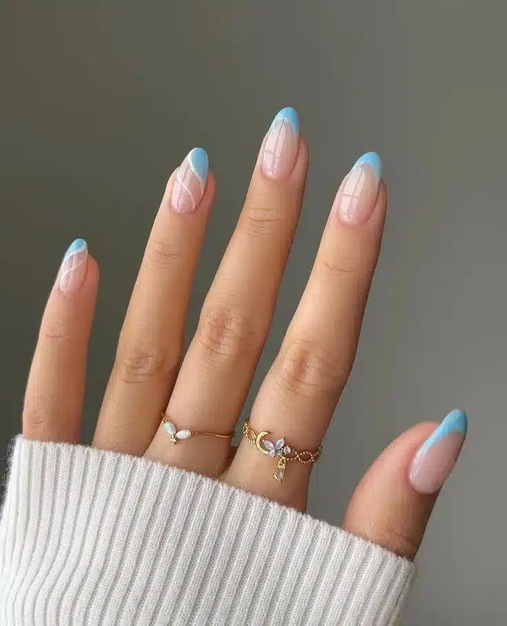Design elegante de unhas com Nail Art azul bebê, apresentando um estilo criativo com linha curva e toque moderno.