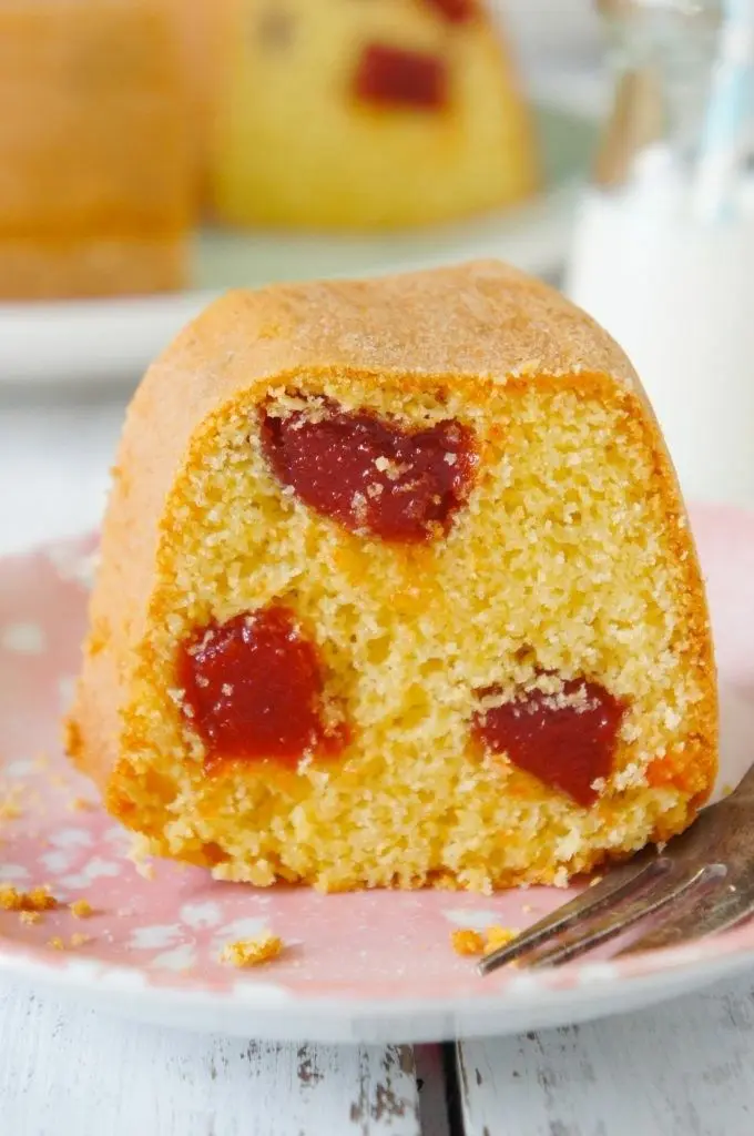 Bolo perfeito de fubá sem glúten com goiabada.