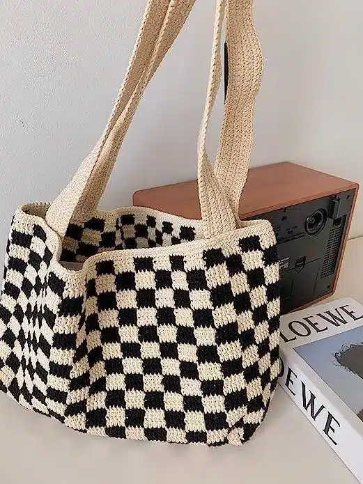Bolsa tote de crochê com padrão de quadrados preto e branco, estilo moderno