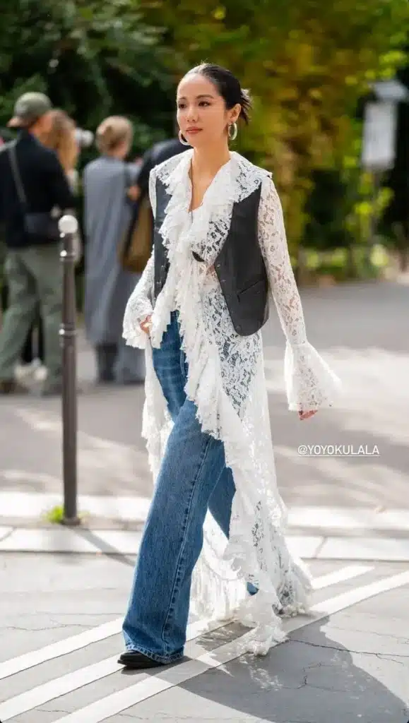 Estilo boho moderno: Camisa de renda e jeans. Mulher com estilo boho moderno usando uma camisa transparente de renda e jeans.