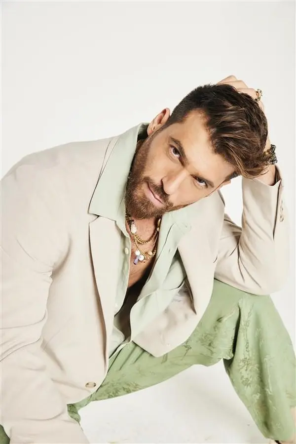 Retrato de Can Yaman, ator turco, em ensaio fotográfico sério e profissional.