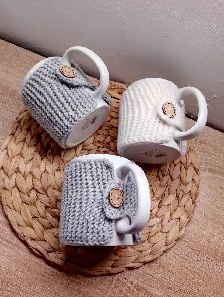 Capas de crochê para xícaras de café com botões decorativos