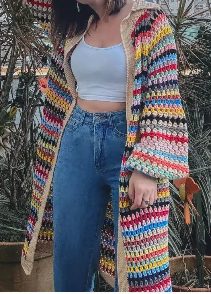 Mulher usando um cardigã leve de crochê, peça delicada e versátil para qualquer look.