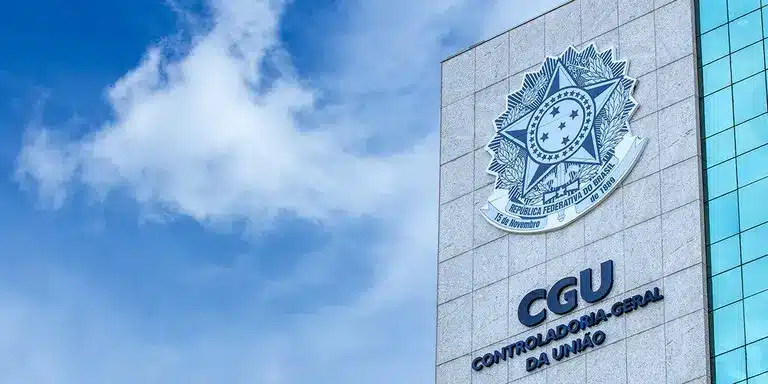 Entidades investigadas pela CGU, com foco nas acusações contra 38 associações e 3 empresas de tecnologia em processos administrativos.