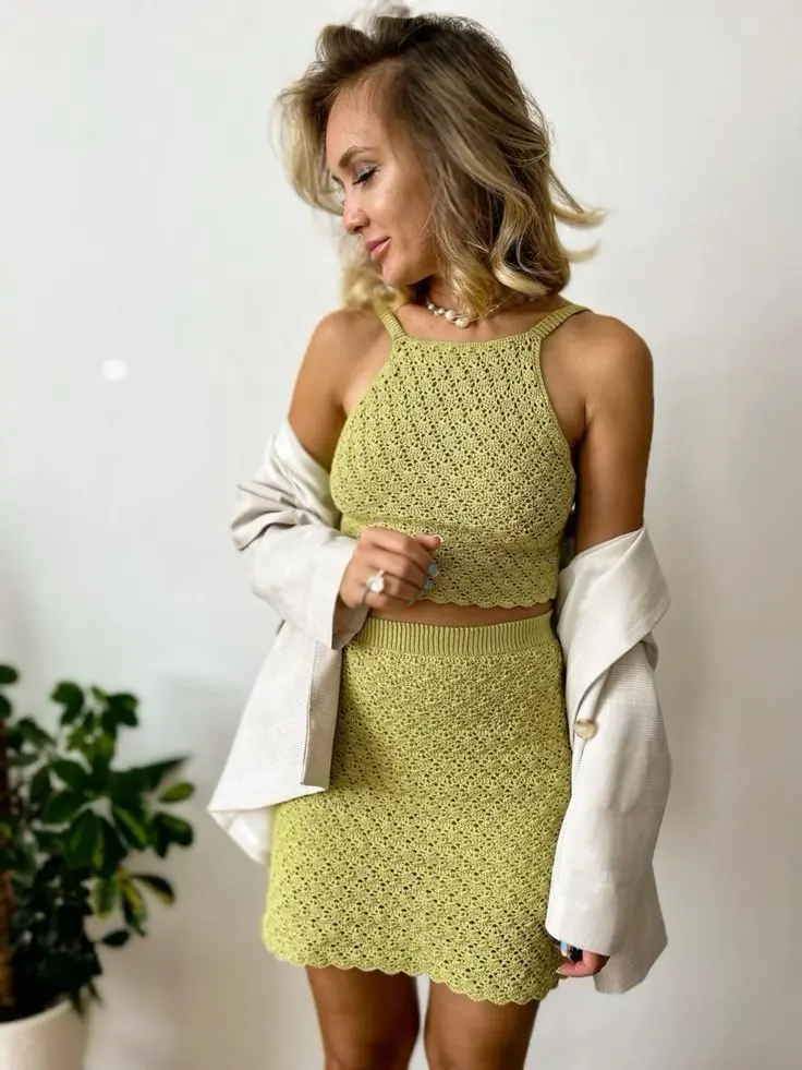 Conjunto top e saia de crochê verde, ideal para looks frescos e estilosos.