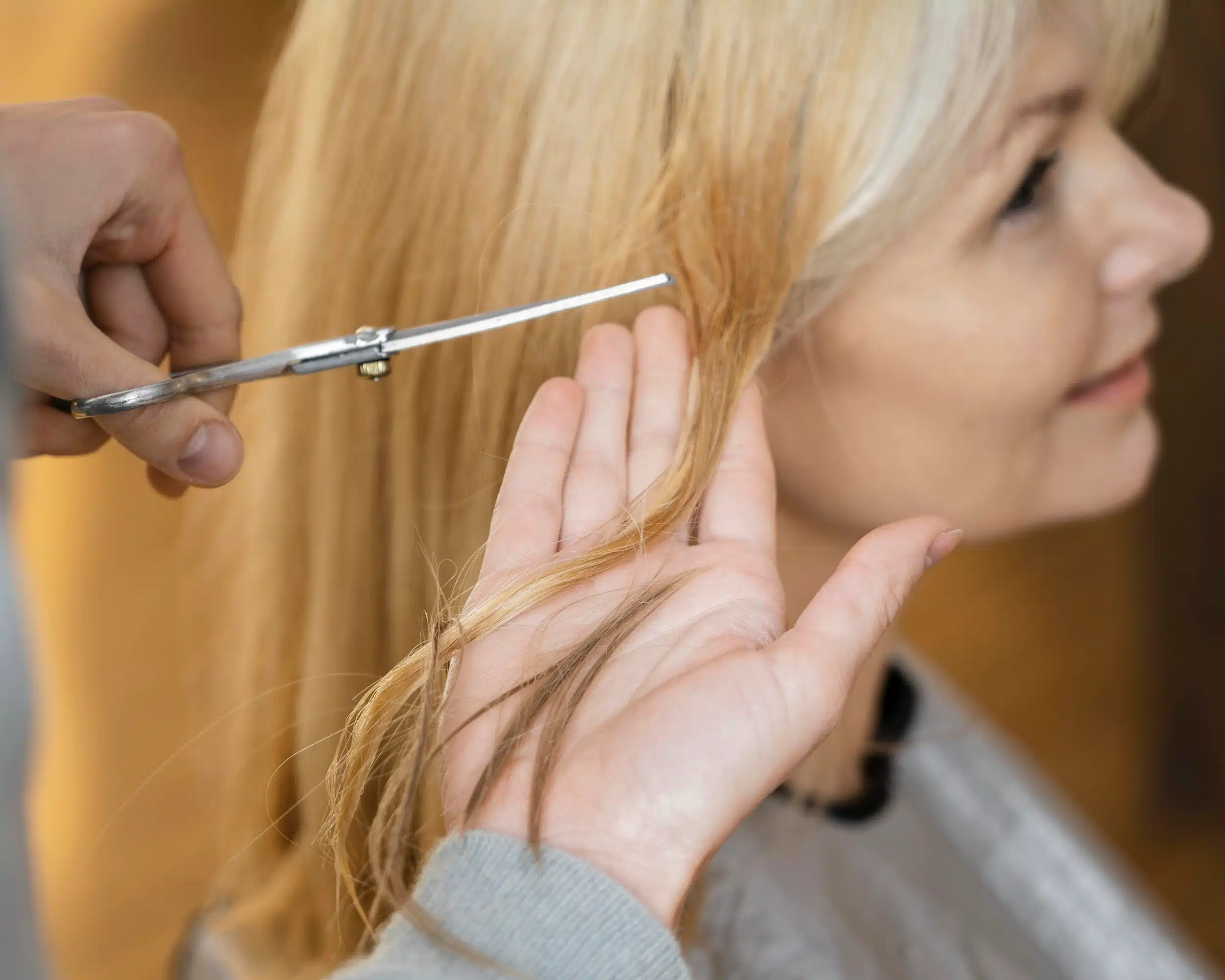 Cortes de cabelo modernos e estilosos para mulheres acima de 70 anos.
