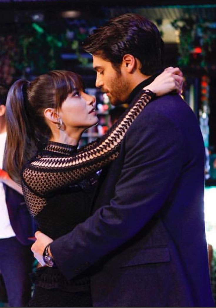 O ator Can Yaman e a atriz Özge Gürel se abraçando em cena, representando a química do casal protagonista da novela turca.