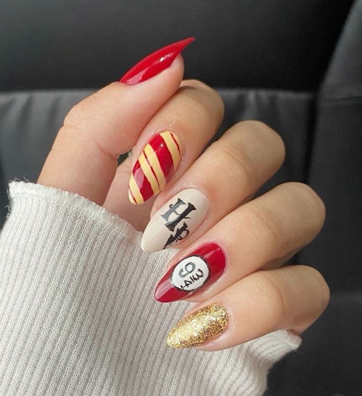 Mão com unhas longas pintadas com nail art inspirada em Harry Potter, incluindo uma unha com o símbolo do Pomo de Ouro e outra com o número 9 e 3/4.
