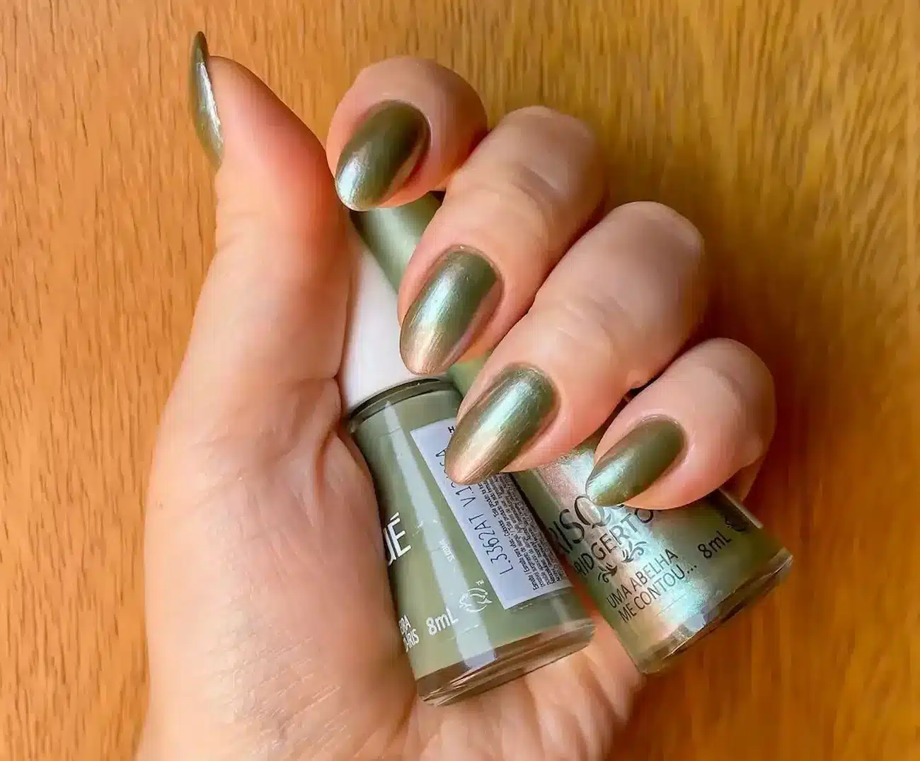 Unhas esmaltadas em tom verde menta metálico, tendência para a primavera.