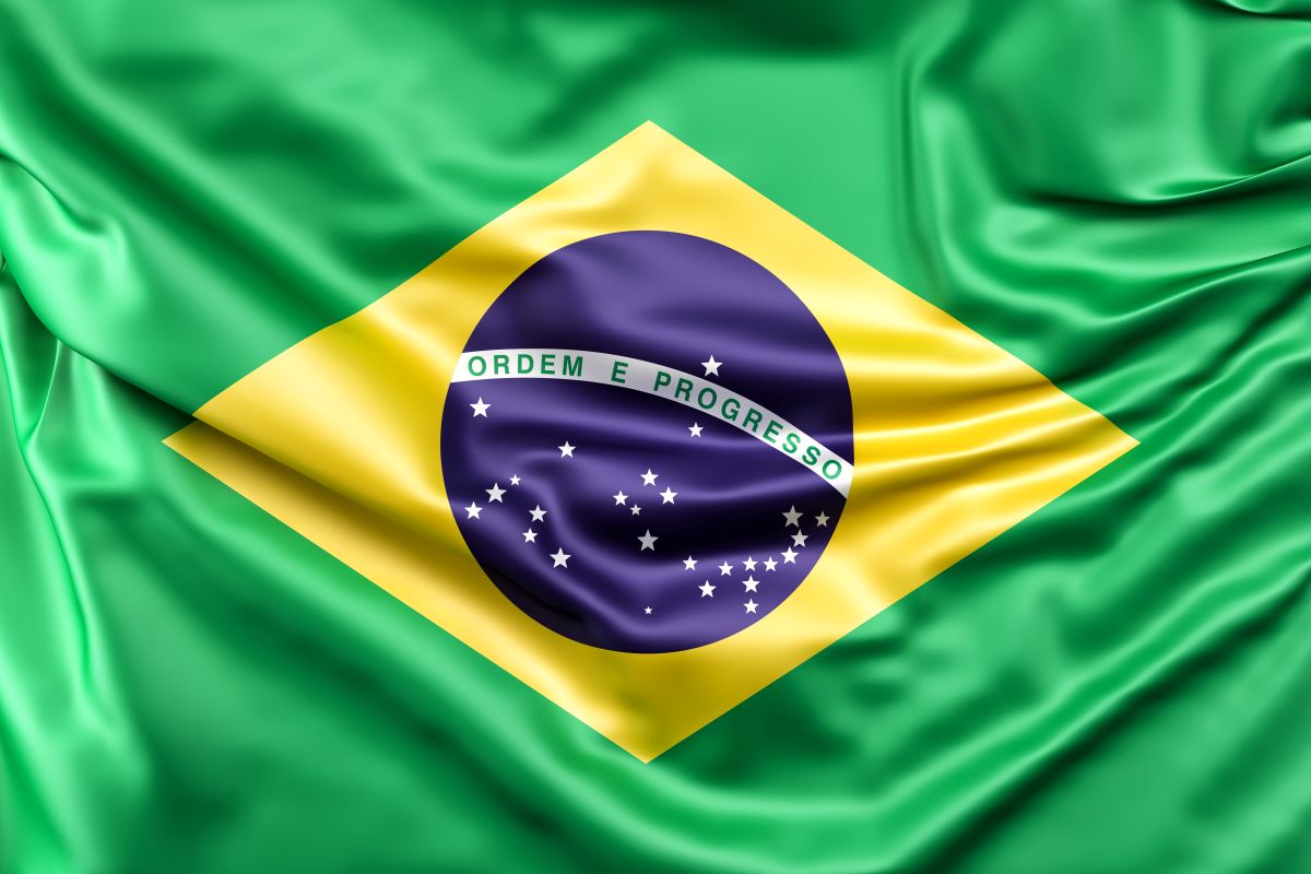 A bandeira do Brasil, com suas cores vibrantes e dobras de seda, simbolizando a independência e a pátria.