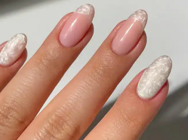 Unhas francesinha com acabamento perolado elegante
