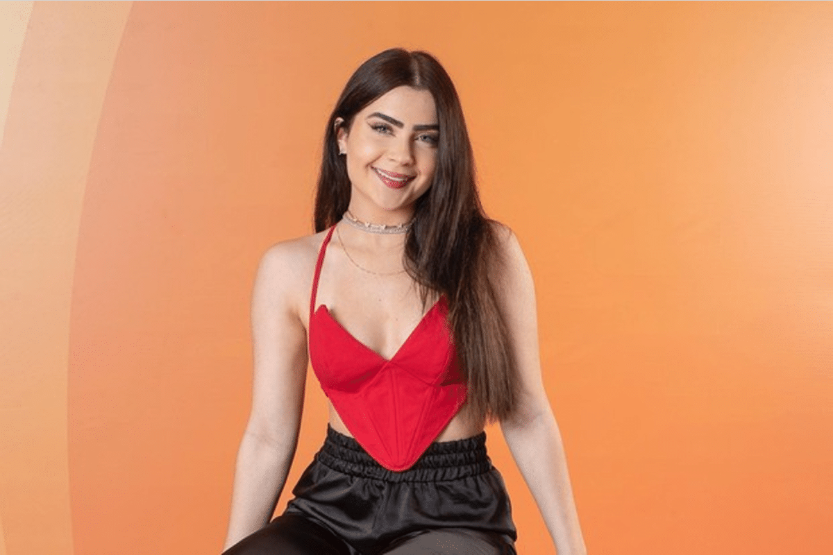 Jade Picon, ex-BBB e influenciadora, sentada e sorrindo.