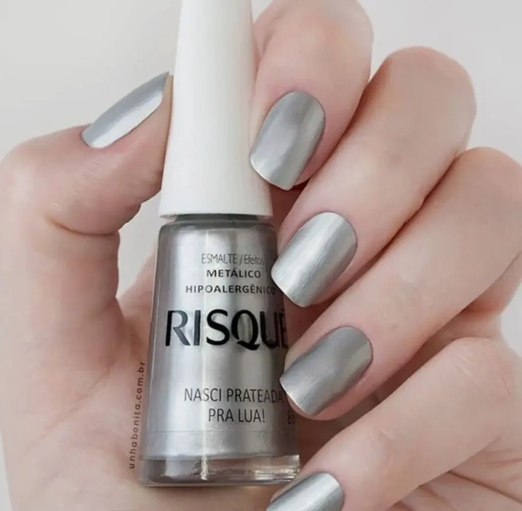 Unhas decoradas com esmalte metálico prata fosco