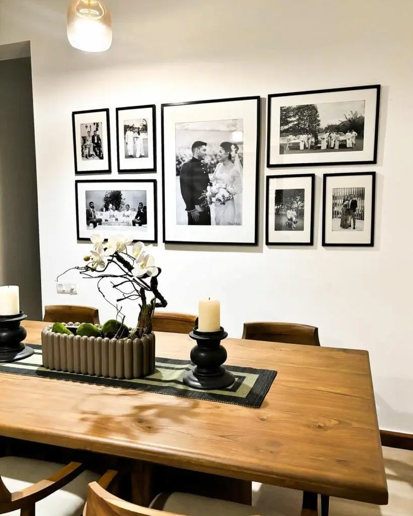 Uma parede decorada com uma galeria de fotos em preto e branco de uma família.