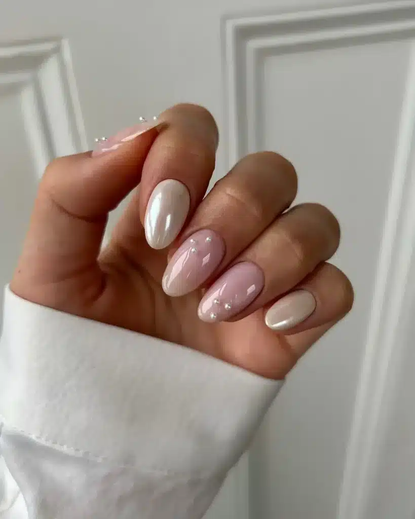Unhas perolada minimalista com acabamento clean