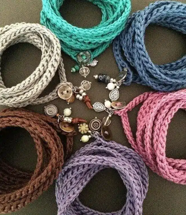 Pulseiras de crochê com correntinhas coloridas