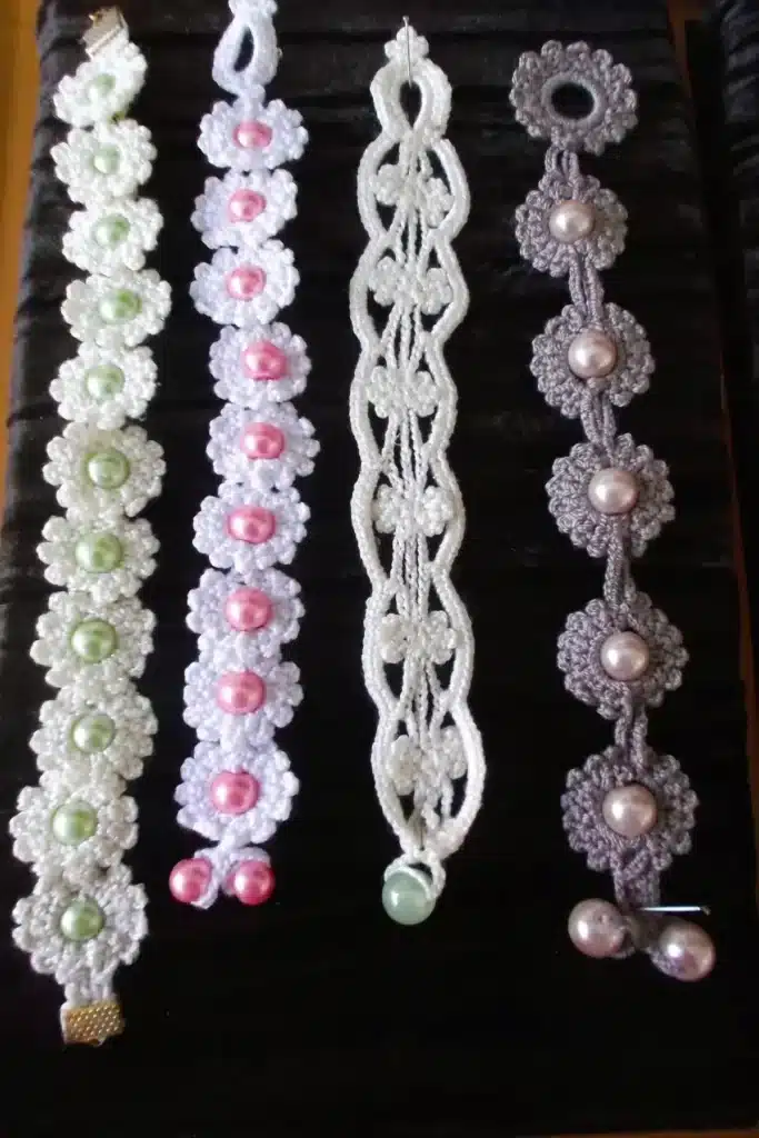 Pulseiras de crochê com pérolas coloridas em diversos modelos.