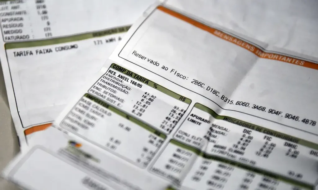 Exemplo de conta de energia elétrica com informações detalhadas sobre tarifas e descontos aplicados.