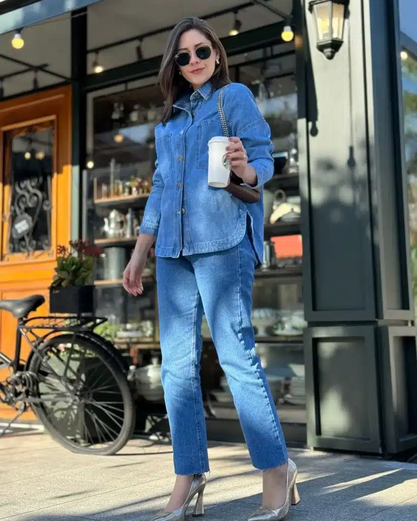 Look completo em jeans, tendência primavera/verão 2025, com peças versáteis como saias, vestidos e calças.