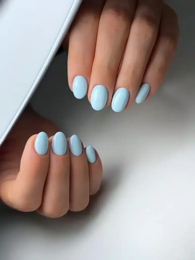 Unhas decoradas com esmalte azul-céu, perfeito para quem deseja um visual moderno e discreto.