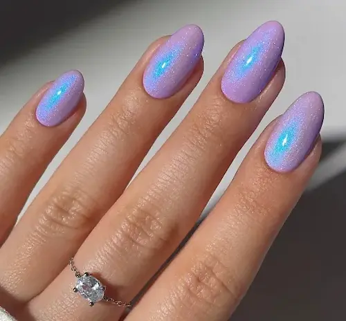 Unhas lavanda com efeito perolado cintilante