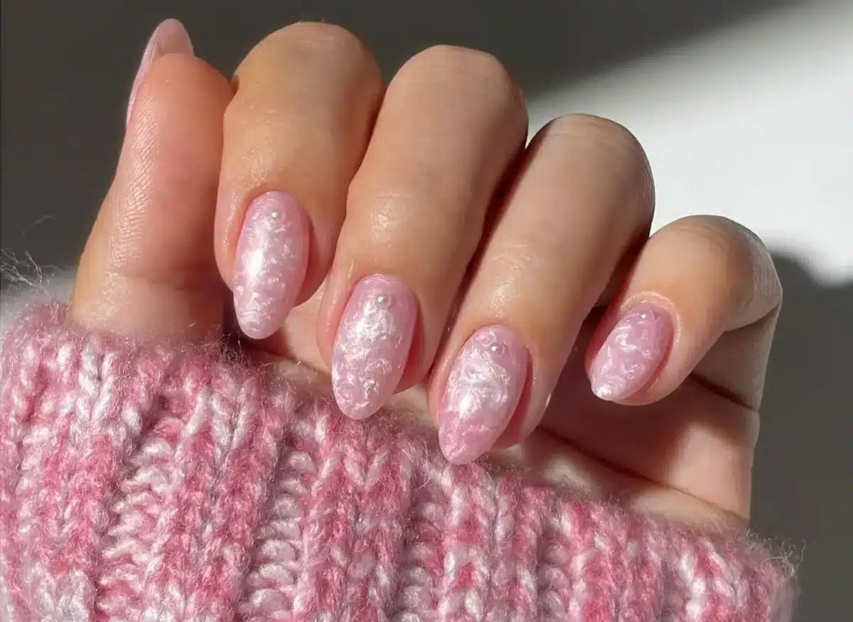 7 ideias de unhas com esmalte perolado que conquistaram o Instagram