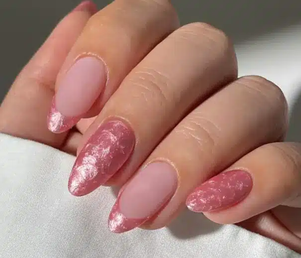Unhas decoradas em tom rosé perolado com acabamento sofisticado