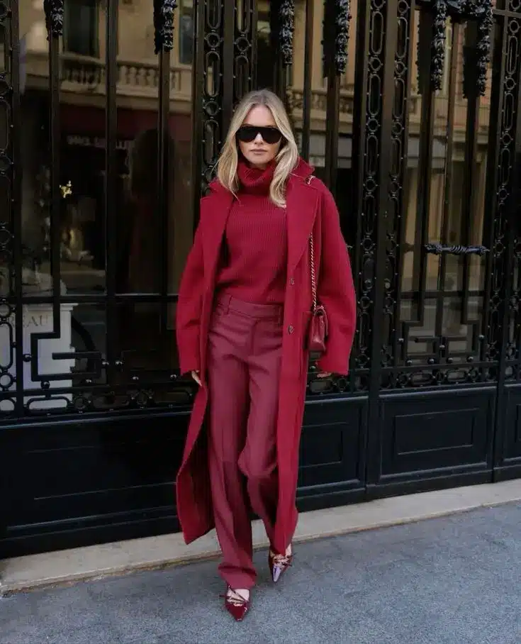 Look com peças em vermelho cereja, tendência primavera/verão 2025, trazendo um toque de poder e sofisticação ao visual.