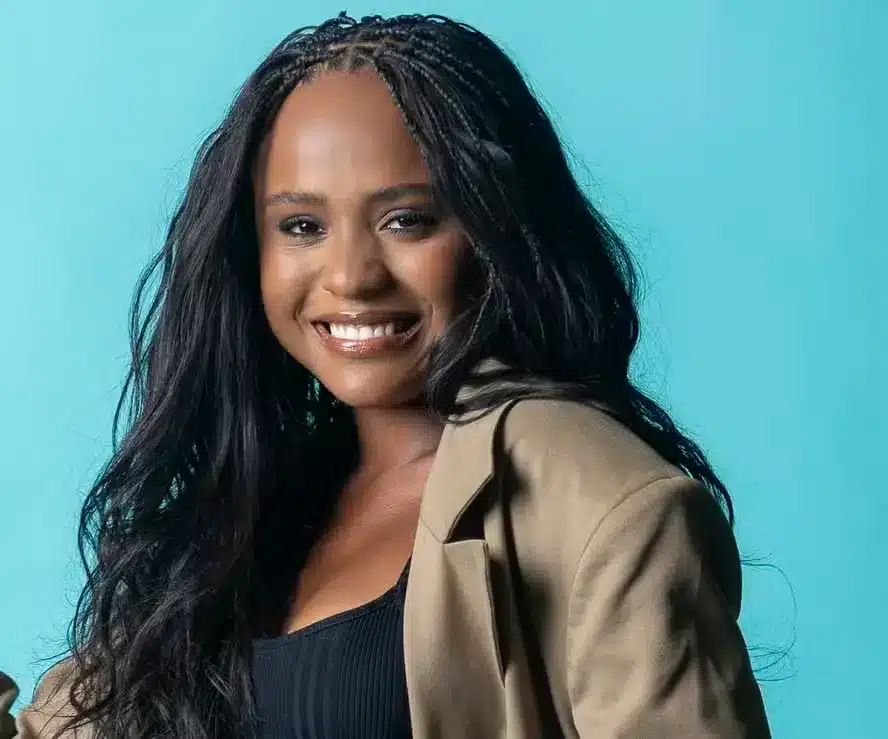 Atriz Duda Santos sorrindo, protagonista da novela das 18h A nobreza do amor