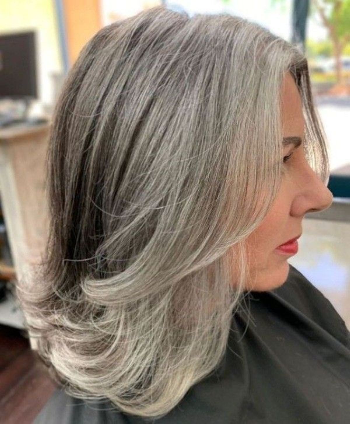 Corte de cabelo lob moderno com fios grisalhos, tendência primavera 2025