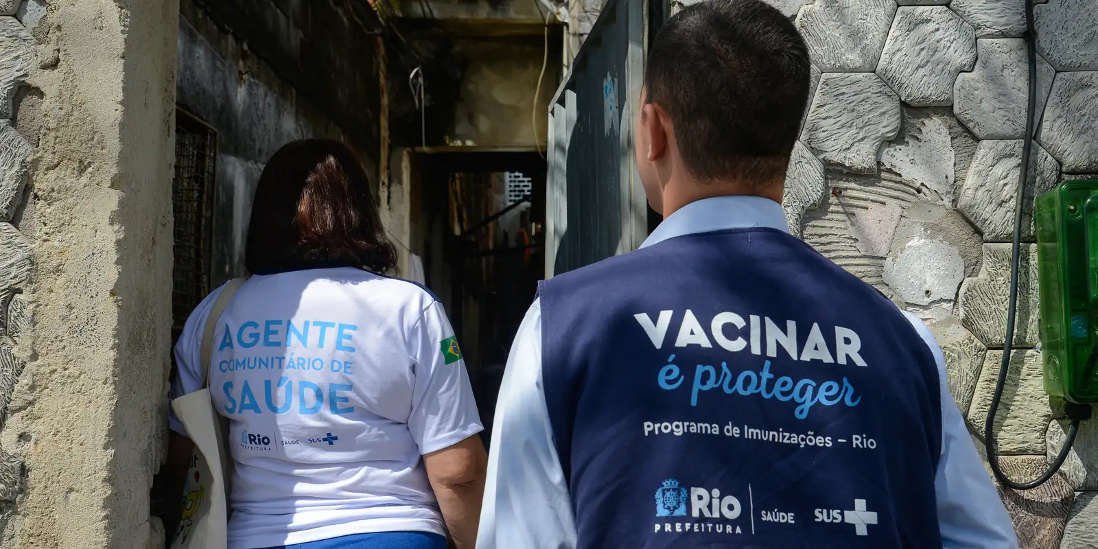 Dois agentes comunitários de saúde em ação durante campanha de vacinação no Rio de Janeiro