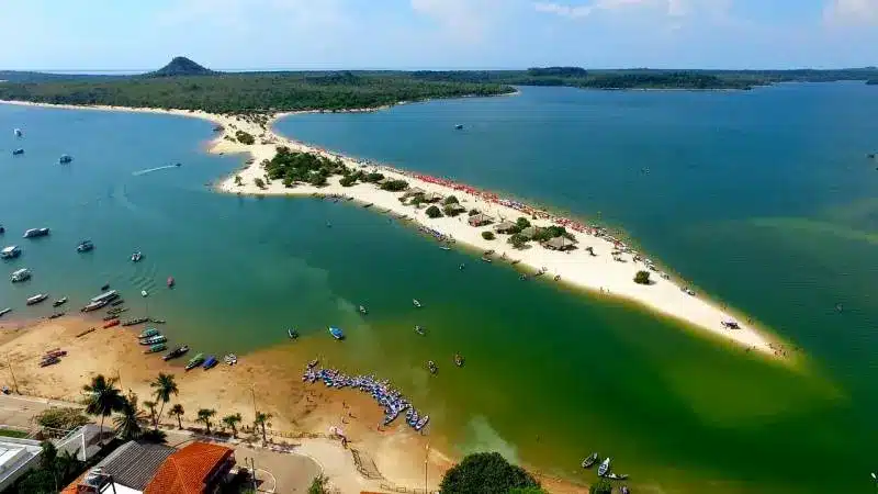 Vista aérea das praias de Alter do Chão, com águas calmas e areia branca, em meio à floresta amazônica, no Pará.
