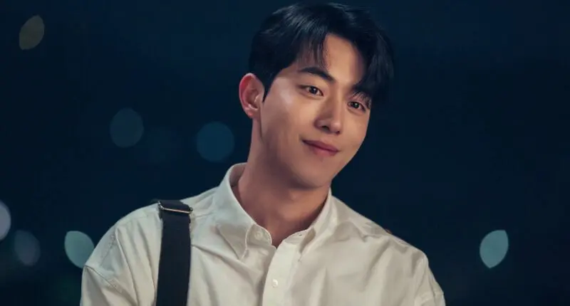 Baek Yi Jin, personagem de Nam Joo Hyuk, com expressão suave e descontraída.
