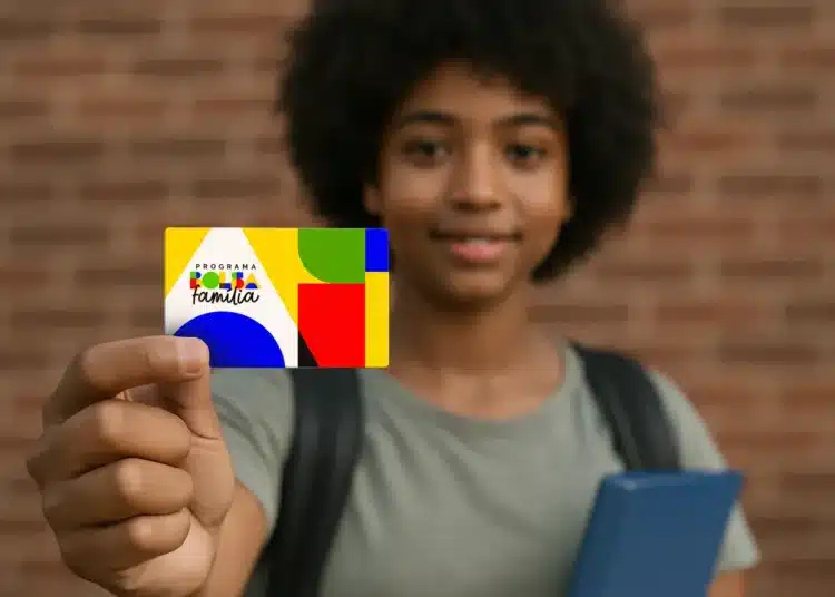 Jovem segurando cartão colorido do Programa Bolsa Família com sorriso leve