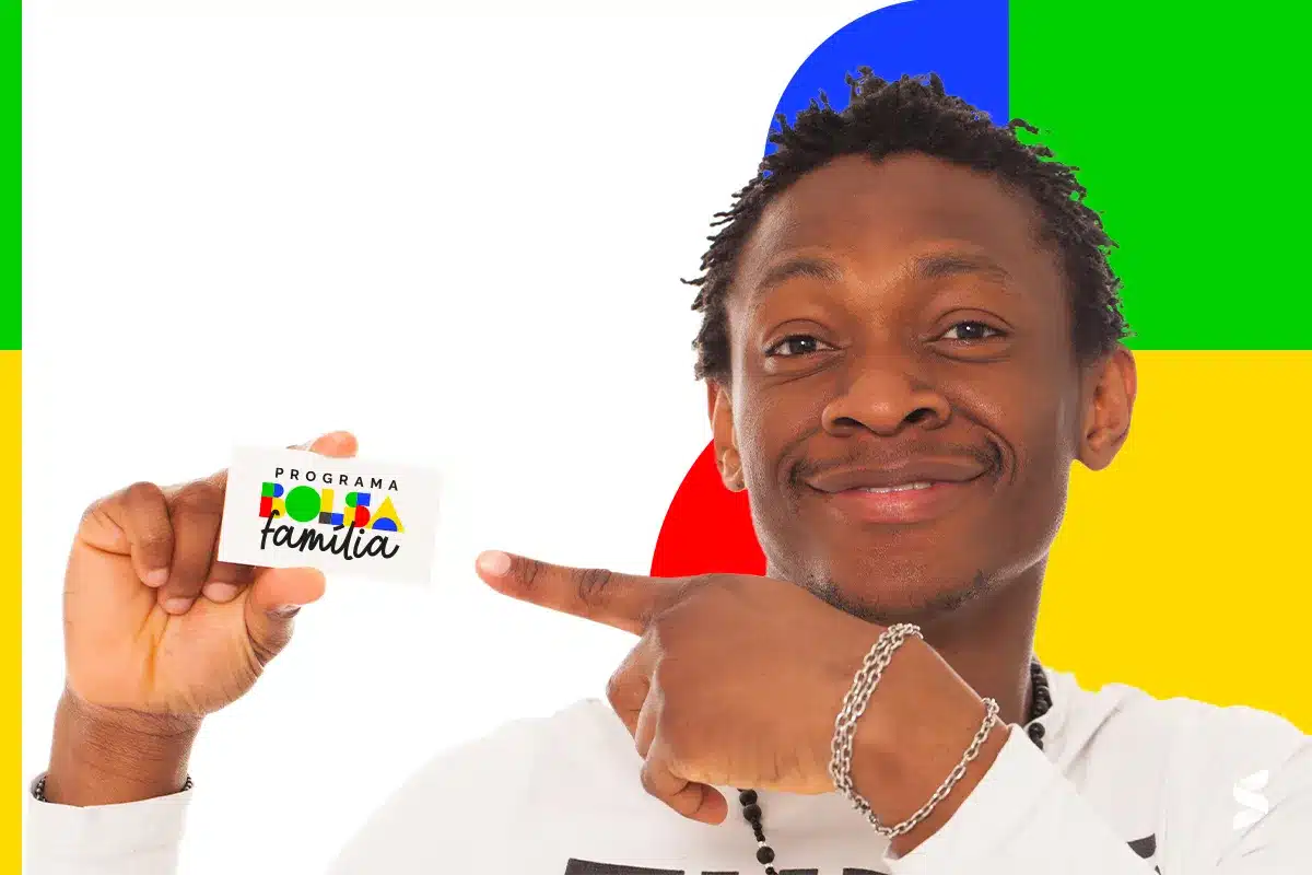 Homem sorrindo mostrando cartão do Programa Bolsa Família com fundo colorido.