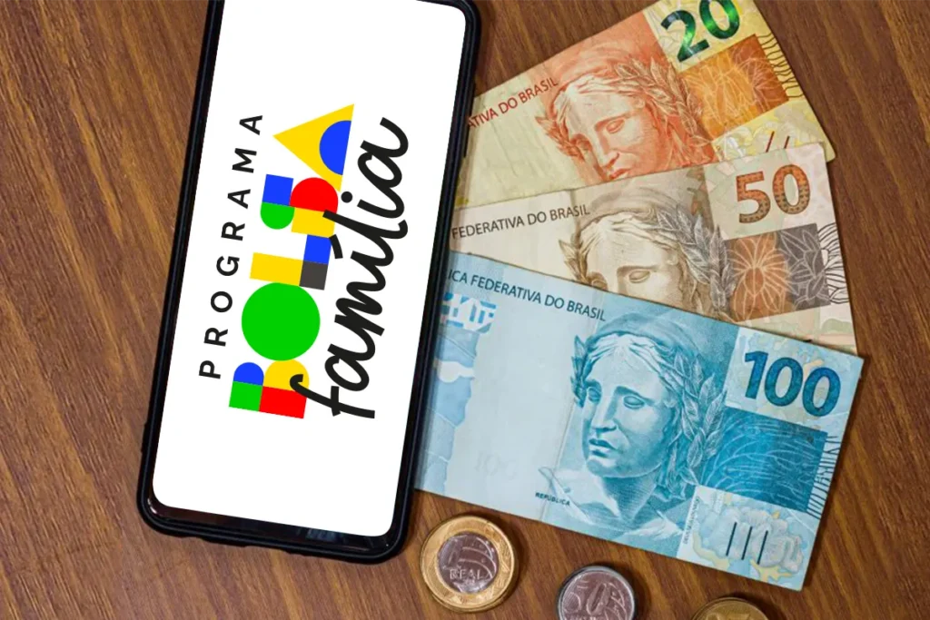 Logo do Programa Bolsa Família ao lado de cédulas e moedas brasileiras, representando o pagamento do benefício.