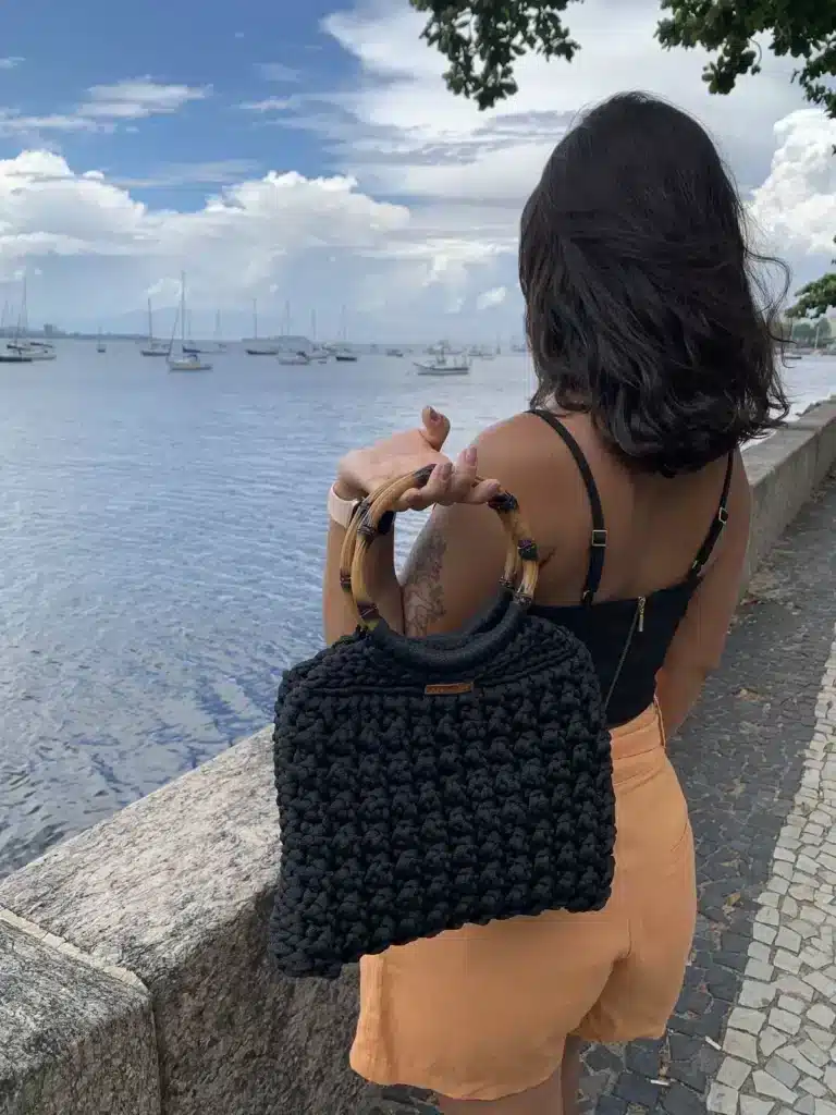 Bolsa de crochê com alça de bambu, modelo moderno e elegante.