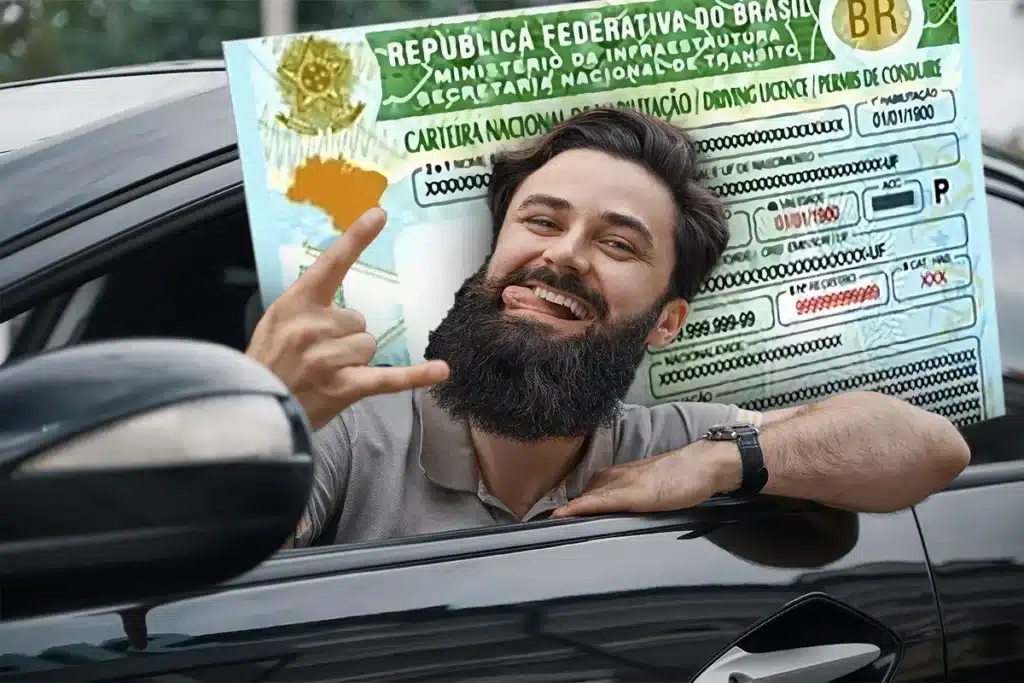 Homem feliz mostrando a CNH no carro, ilustrando os benefícios da redução de custos para a obtenção da carteira de motorista.