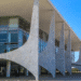 Fachada do Palácio do Planalto em Brasília, sede do governo federal, sob um céu azul, representando as decisões governamentais sobre o Bolsa Família.