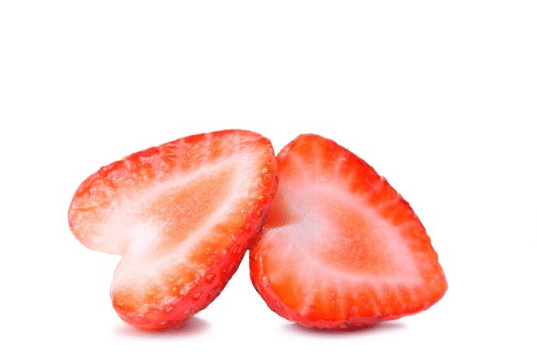Dois pedaços de morango cortados ao meio mostrando a textura interna vermelha e suculenta