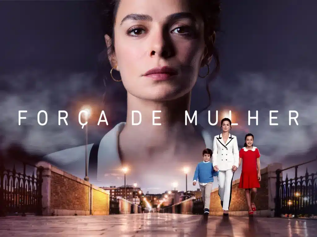 Imagem promocional da série Força de Mulher, com uma mulher e duas crianças caminhando ao fundo de uma cidade à noite.